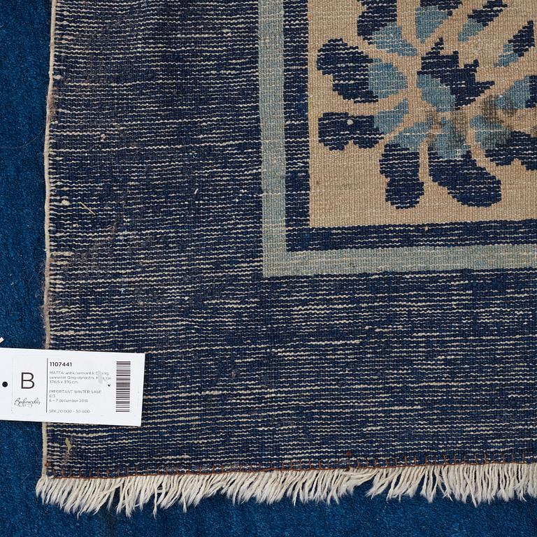 MATTO, an antique/semi-antique Beijing, probably the Qing dynasty, China, ca 376,5 x 376 cm.