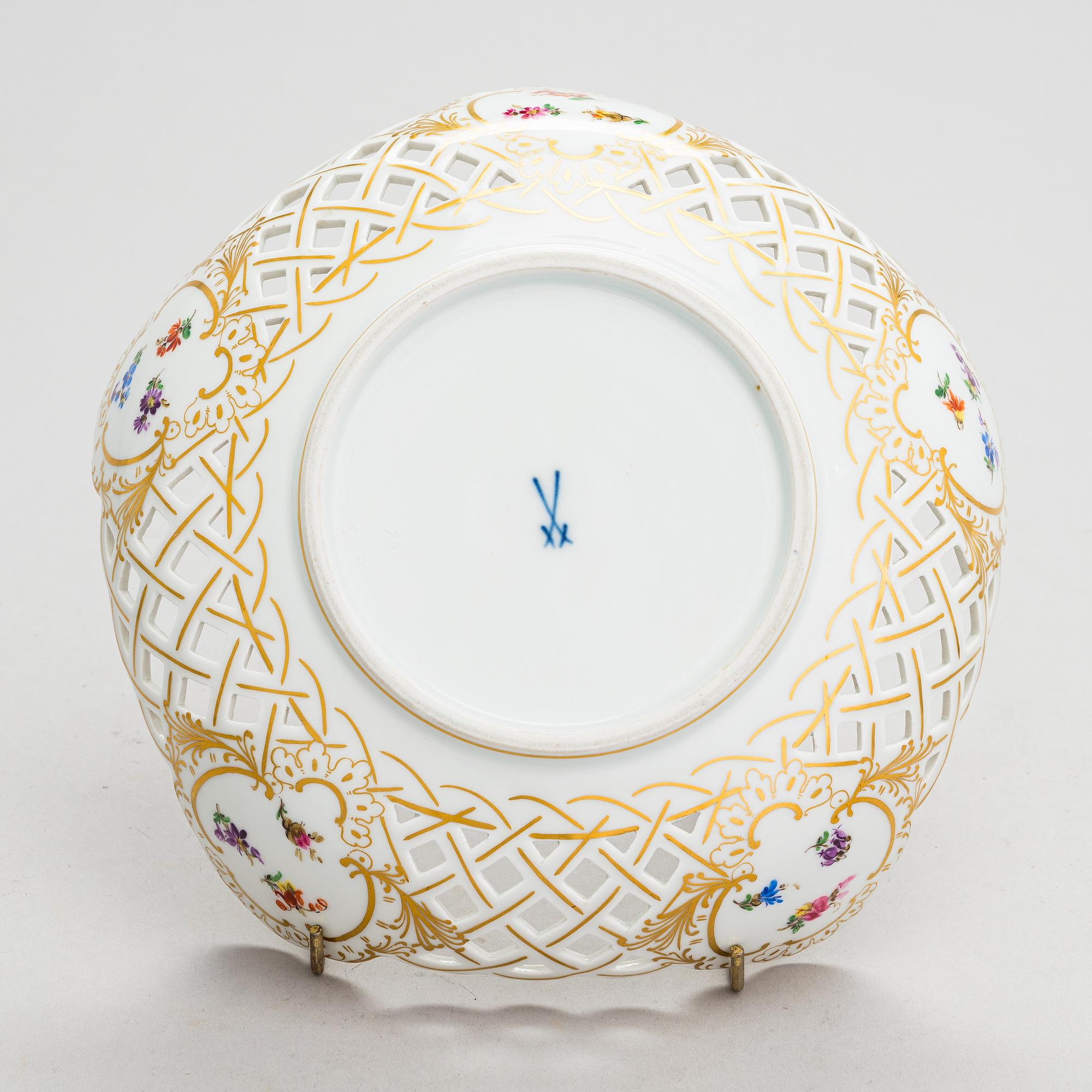 A 38-piece Meissen porcelain coffee set. 20th century.