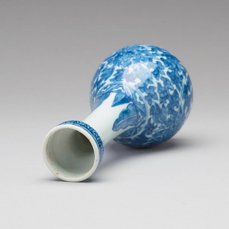 A blue and white vase, Qing dynasty, Kangxi (1662-1722).