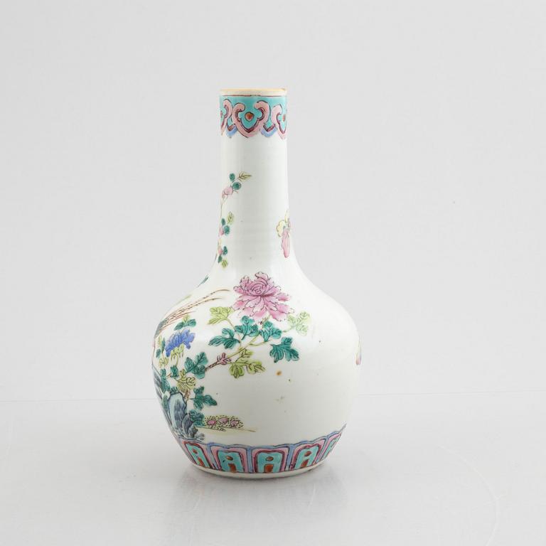 A porcelain vase, China, Qing dynasty, late 19th century.