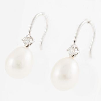 Earrings, 18K white gold with oval pearls and brilliant-cut diamonds.