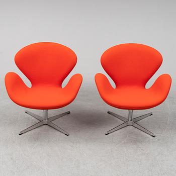 ARNE JACOBSEN, fåtöljer ett par "Svanen" för Fritz Hansen, 2000-tal.