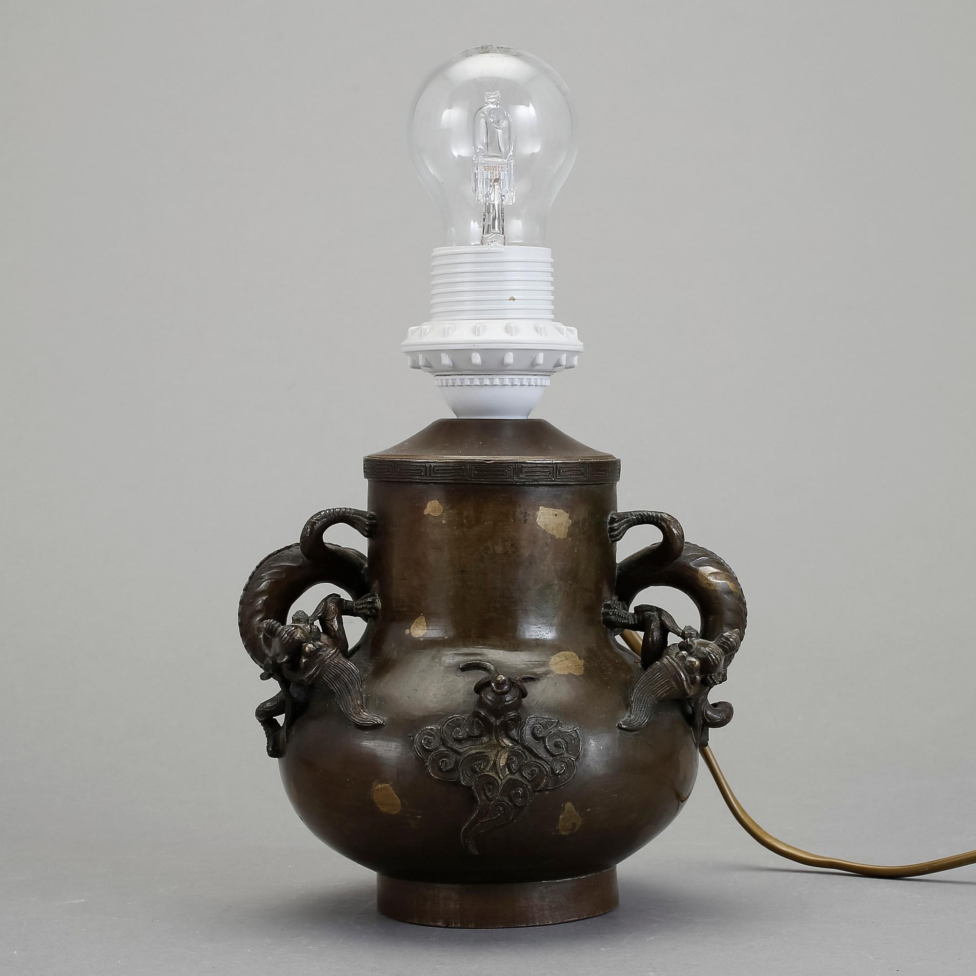 BORDSLAMPA OCH URNA, brons, Japan.