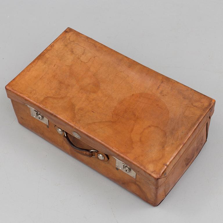 A 1920s J. Müller St Petersbourg Grande Morskaia, 18/8 leather suitcase.