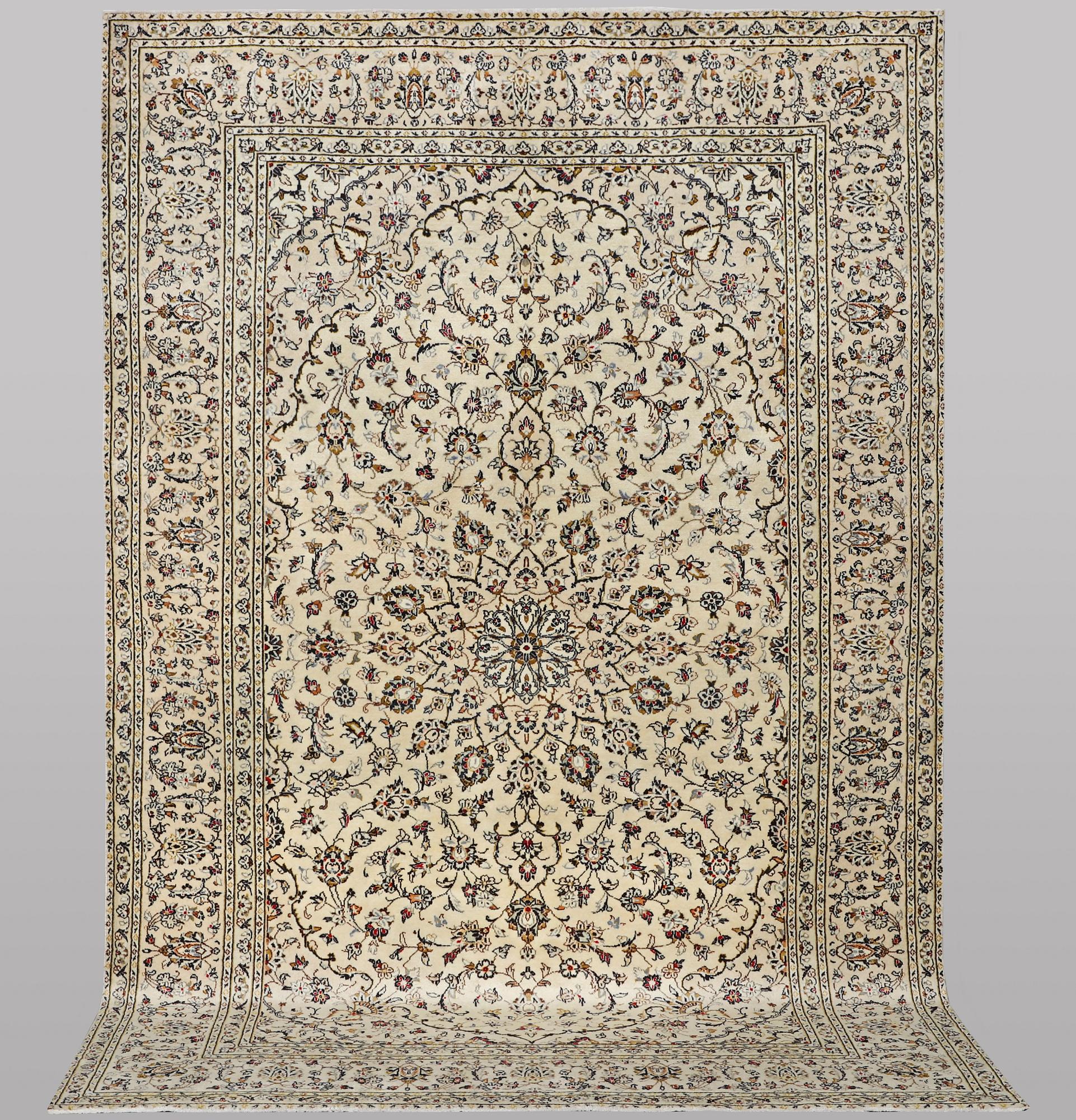 A carpet, Kashan, ca 328 x 205 cm.