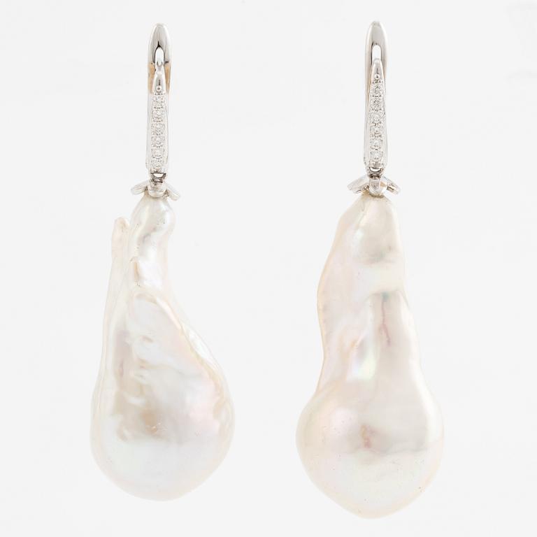 Earrings 18K white gold with cultured baroque freshwater pearls and brilliant-cut diamonds.