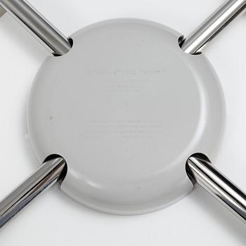 Arne Jacobsen, a set of five 'Series 7' chairs, Fritz Hansen 2013.