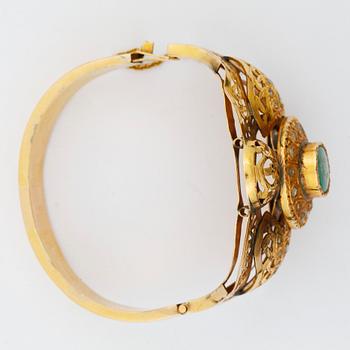 ARMRING, guld 14k, med rosenslipade diamanter, ljusgrön smaragd. Franska stämplar. Vikt ca 50 gram.