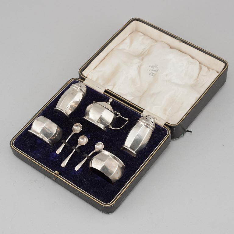 Eight pieces of seasoning set in silver, D&B, Birmingham, 1922. Weight 127 cm.