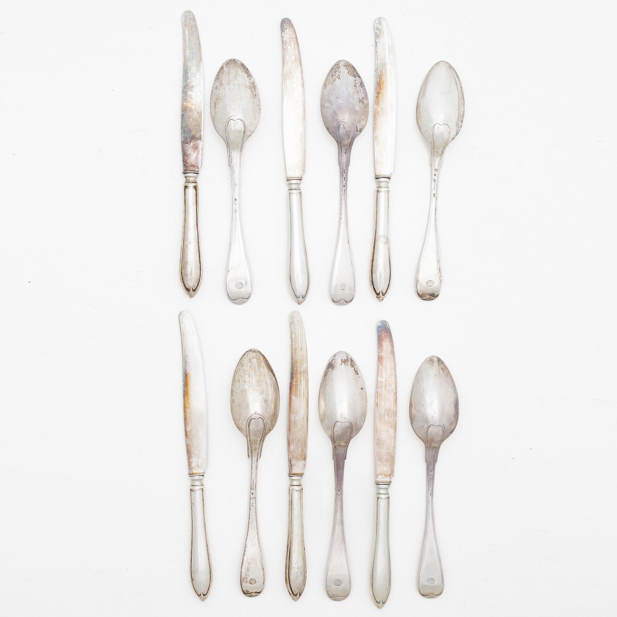 12 pieces of silver cutlery, P Enroth, 1804, and Markströms Guldsmeds Ab K G, 1924.