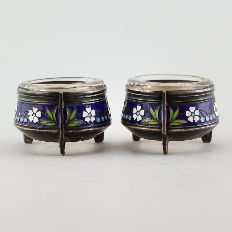 SALTKAR, 1 par, vitmetall och emalj, sannolikt Ryssland, omkring år 1900.