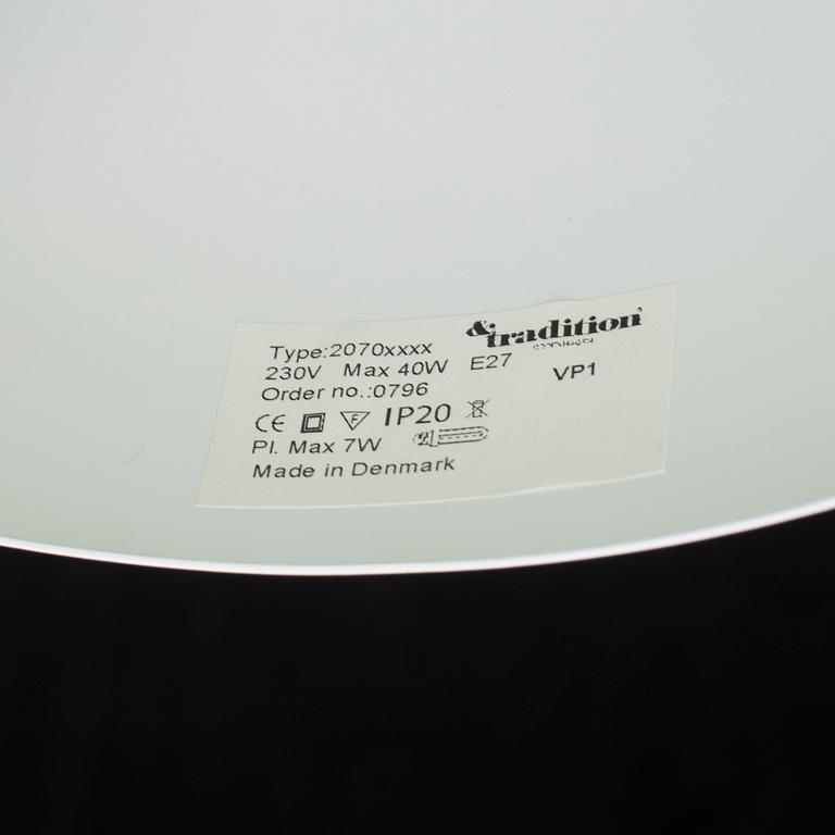 TAKLAMPOR, ett par "Flower Pot" Verner Panton. Modellen formgiven 1968.