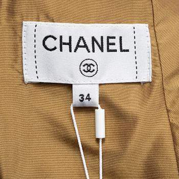 Chanel, a gold bouclé skirt, size 34.