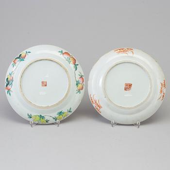 A pair of Chinese famille rose porcelain dishes, circa 1900.