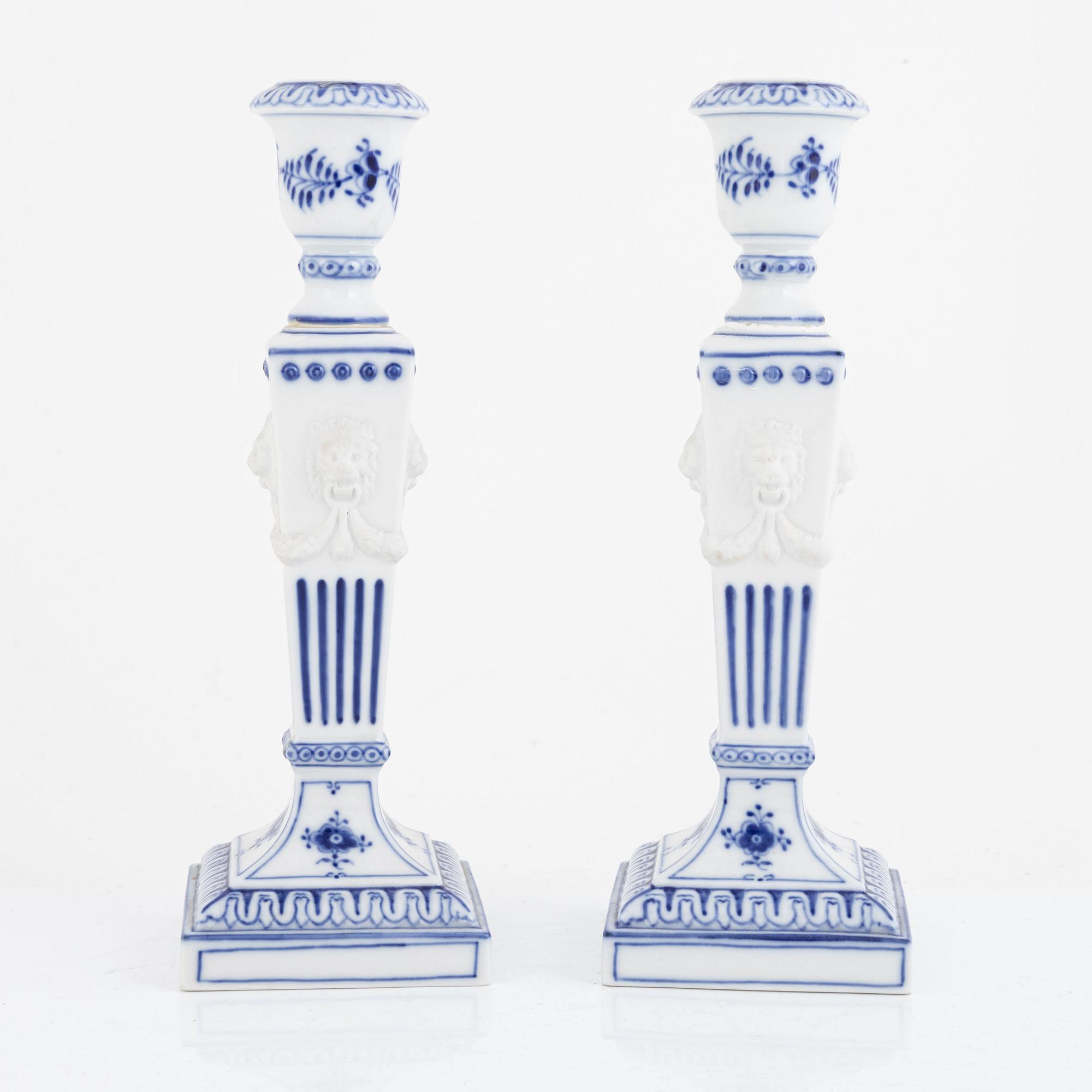 Ljusstakar, ett par, porslin, "Musselmalet", Royal Copenhagen, Danmark, 1967.