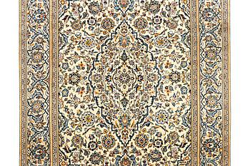 A Kashan carpet, a. 316 x 196 cm.