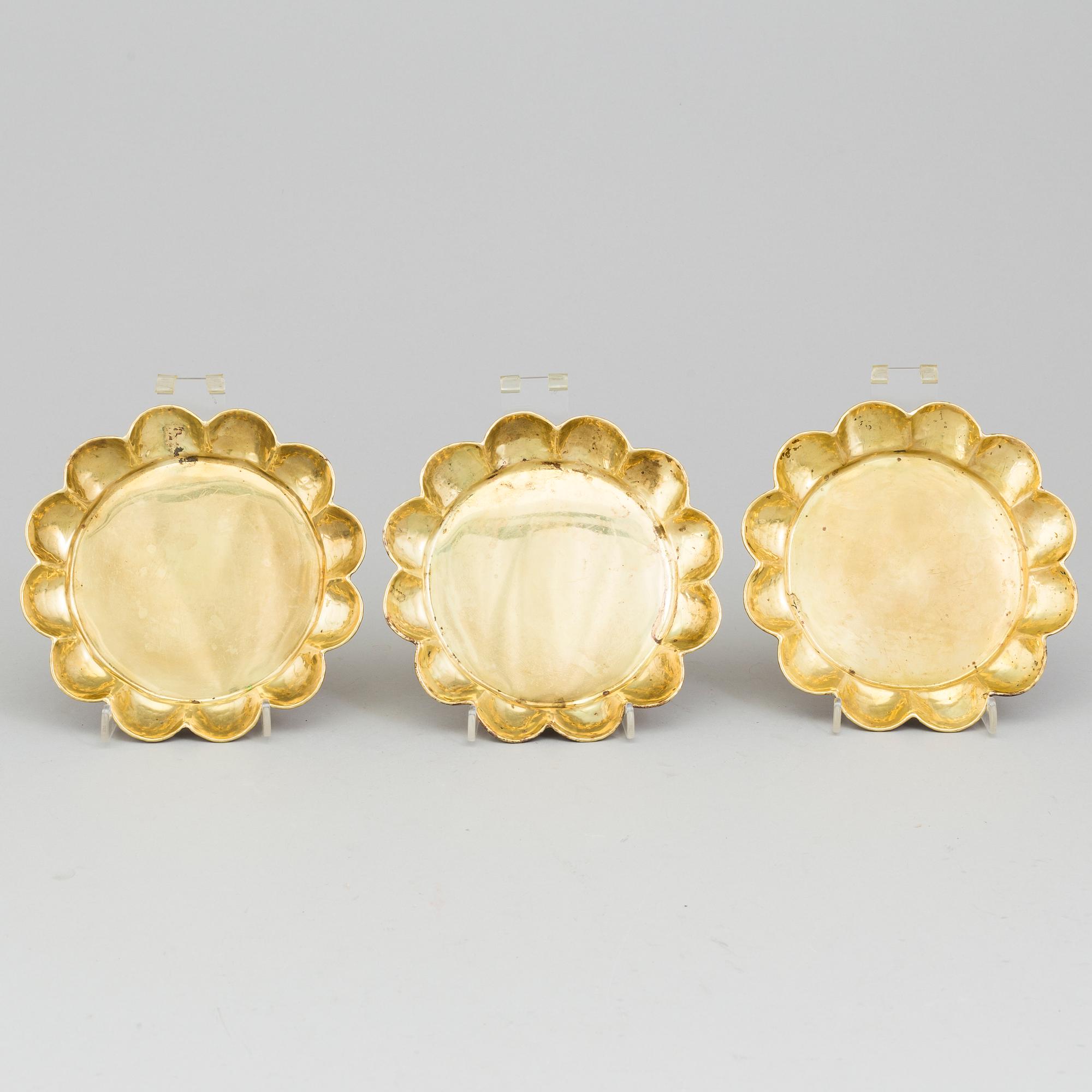 LARS HOLMSTRÖM, a brass tray and a set of 3 plates, from Arvika.