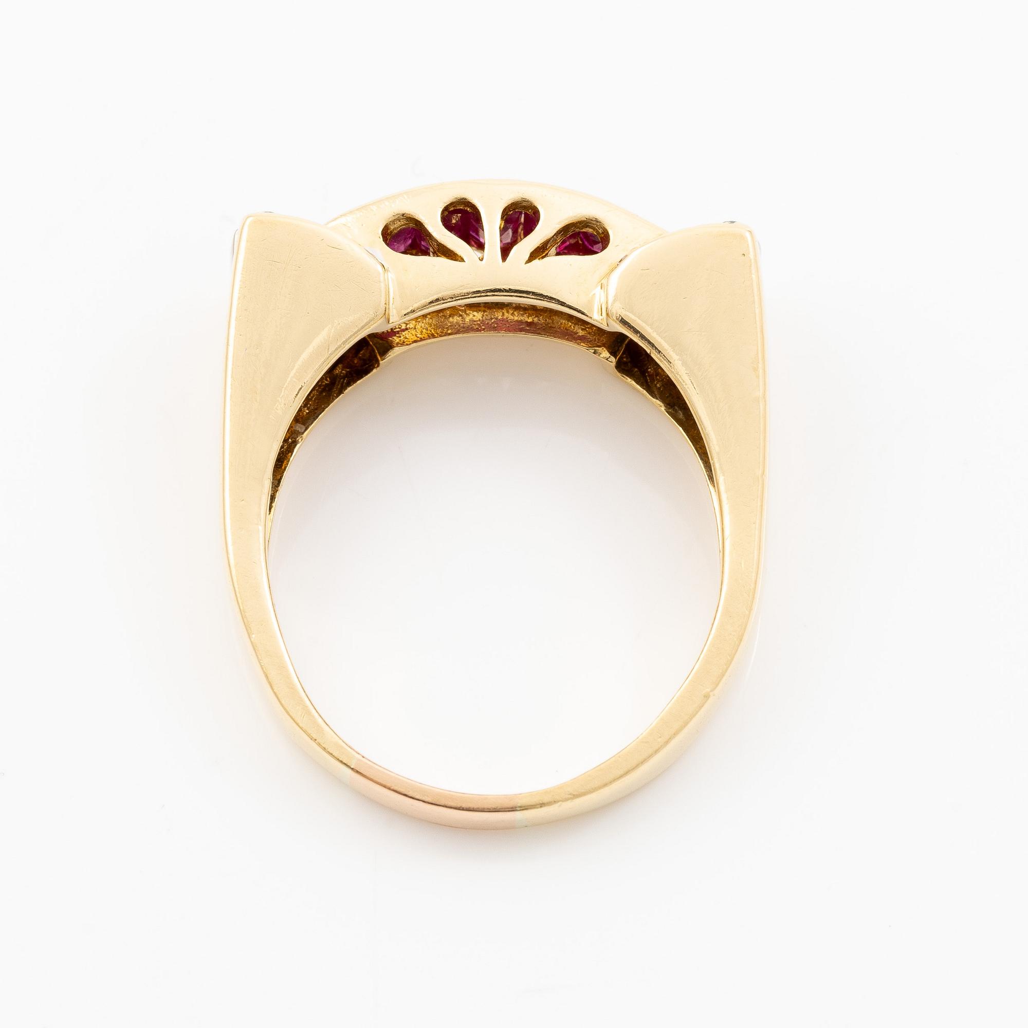 Ring, Engelbert, 18K gold with carré-cut rubies and brilliant-cut diamonds.