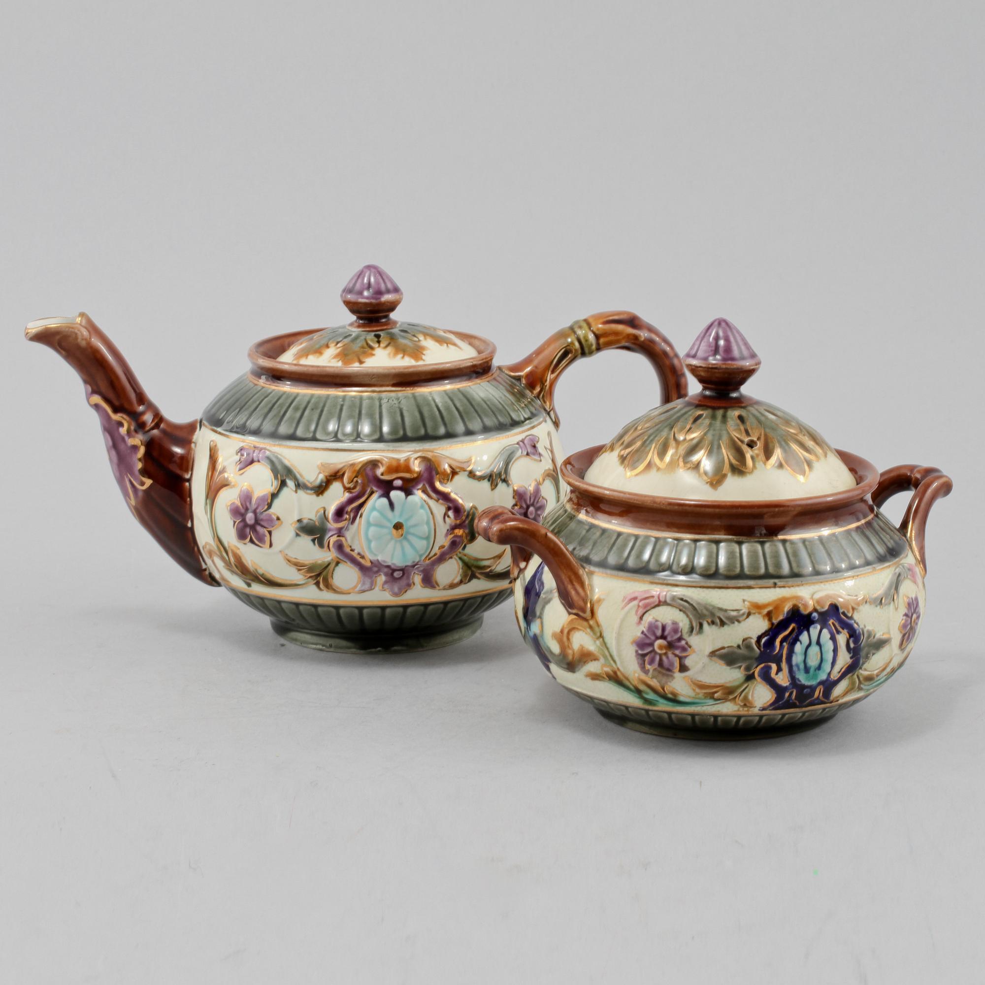 TEKANNA SAMT SOCKERSKÅL, majolika, Rörstrand, omkring 1900.