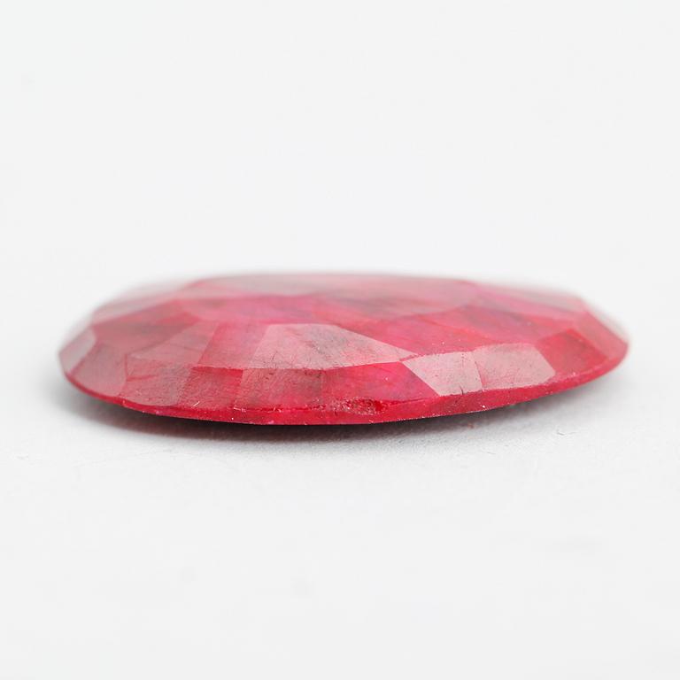 RUBIN, röd, oval fasetterad, ca 105.30 ct.