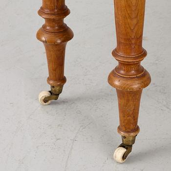 A late 19th century dining table.