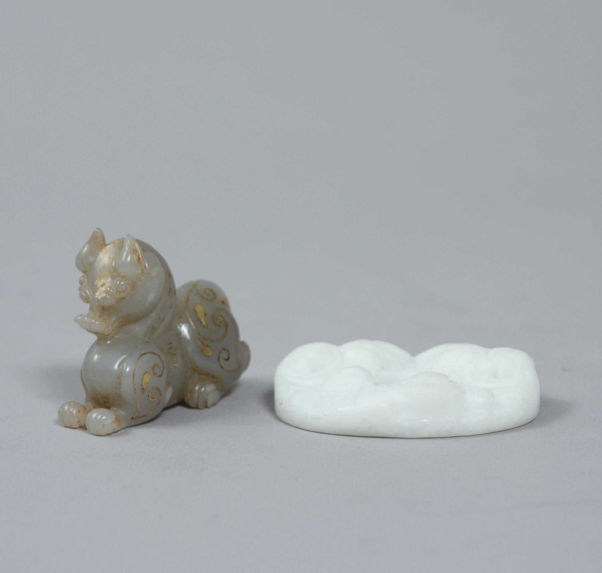 MEDALJONG samt FIGUR, jade, Kina 1800/1900-tal.