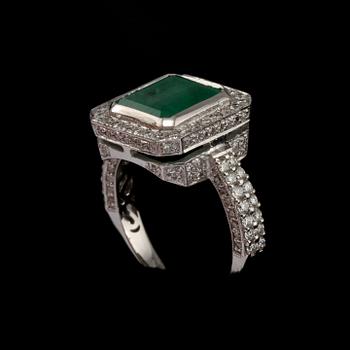 RING, 18k vitguld med smaragdslipad smaragd samt briljanslipade diamanter. Vikt 7 g.