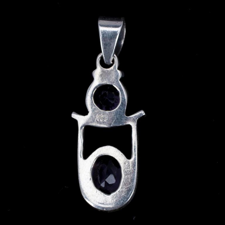 HÄNGE, silver med ametister samt RING, silver med lilafärgad sten.