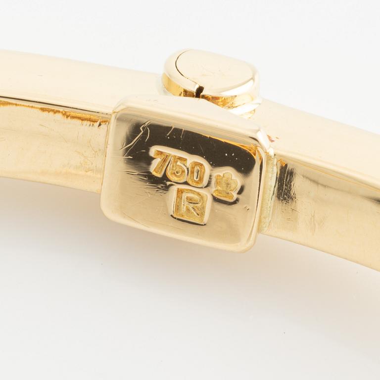 Bangle with onyx and brilliant-cut diamonds.