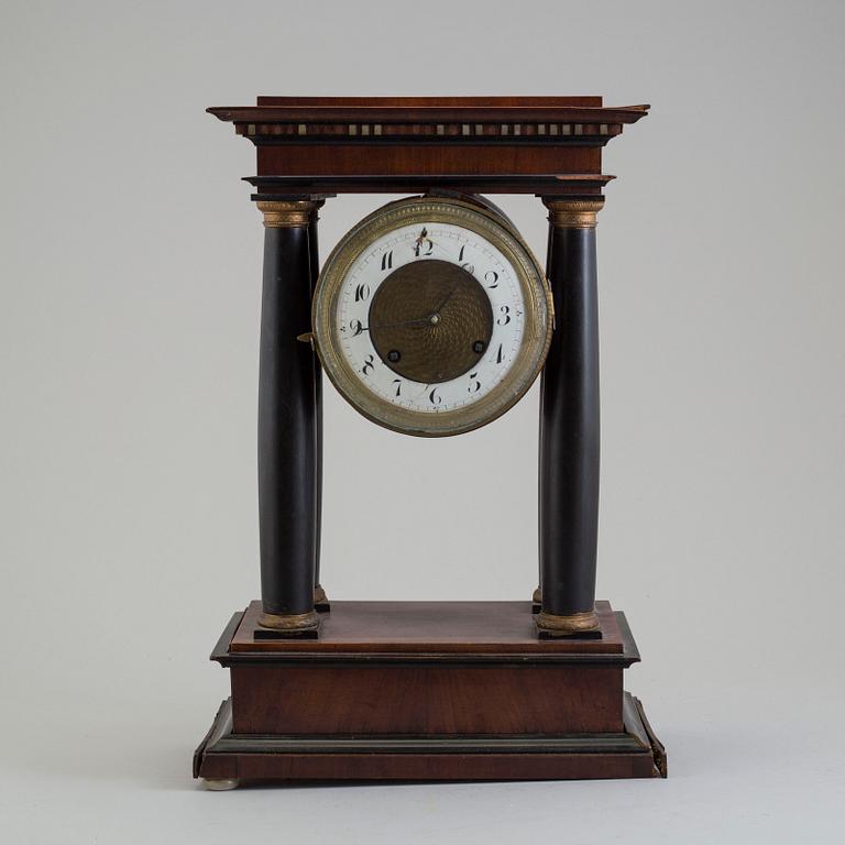 A MID 19TH CENTURY MANTEL CLOCK.