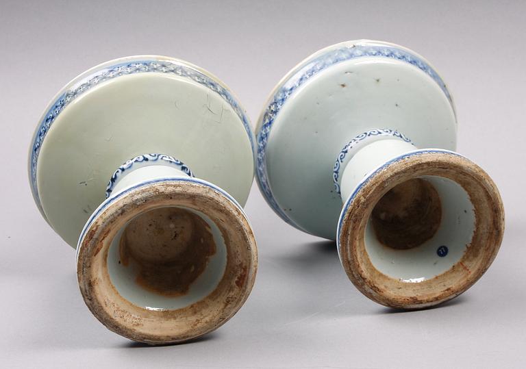 ALTARSTAKAR, ett par, porslin. Qing dynastin, 1700-tal.