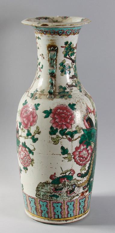 GOLVVAS, porslin, Kina. 1900-talets första hälft.