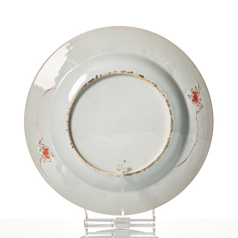 An imari verte dish and plate, Qing dynasty, early 18th Century.
