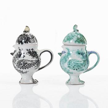 Björn Wiinblad, kannor med lock, två stycken, fajans, signerade och daterade -52 respektive -53.