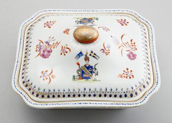 TERRIN MED LOCK, porslin, sannolikt Samson, 1900-tal.