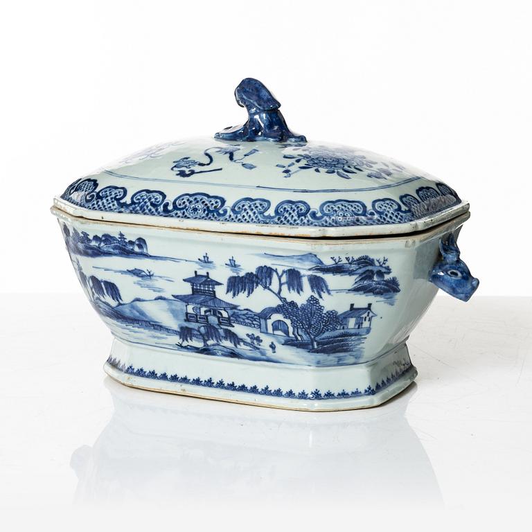 A Chinese export porcelain tureen, Qing dynasty, Qianlong (1736-95).