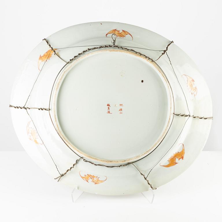 A large porcelain dish, Japan, Meiji (1868-1912).