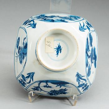 A blue and white bowl, Qing dynasty, Kangxi (1662-1722).