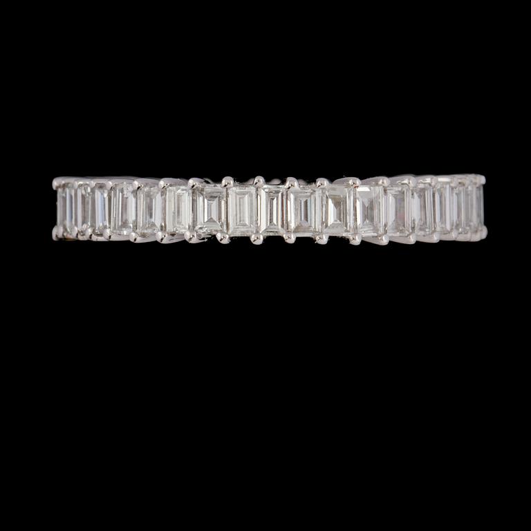 RING, 18k vitguld med baguettslipade diamanter, 1.44 ct. Vikt 3 g.