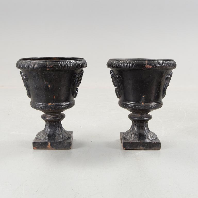 A pair of cast iron garden urns, Norrtälje.