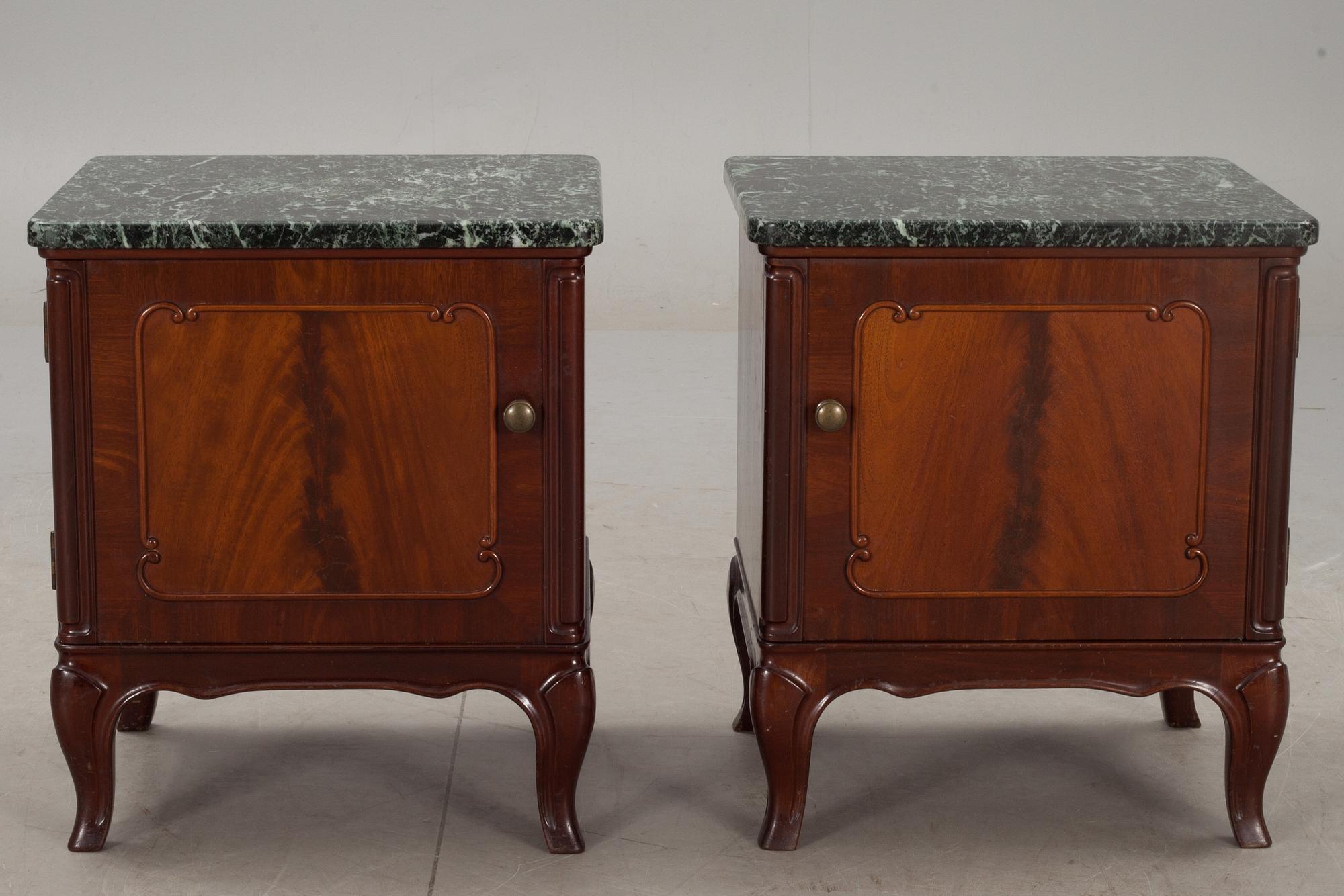 SÄNGBORD, ett par. Rokokostil, P.Winckler & Co, Malmö 1900-tal.