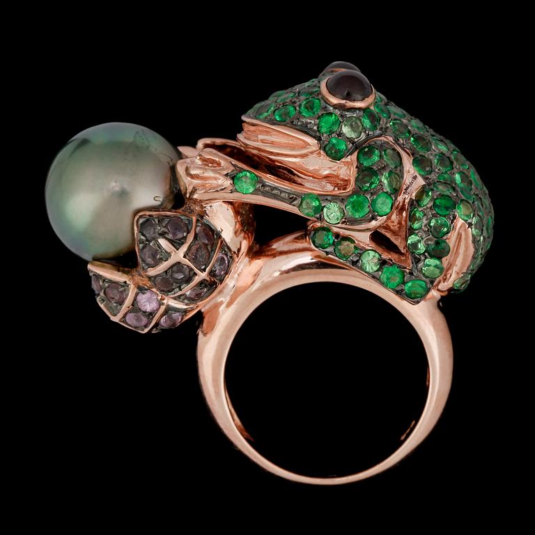 A cultured Tahiti pearl and tsavorite frog ring.