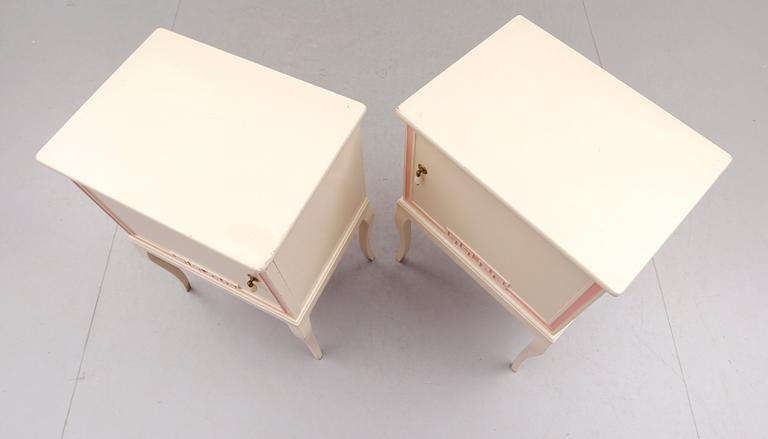 SÄNGBORD, 1 par, 1900-talets första hälft.