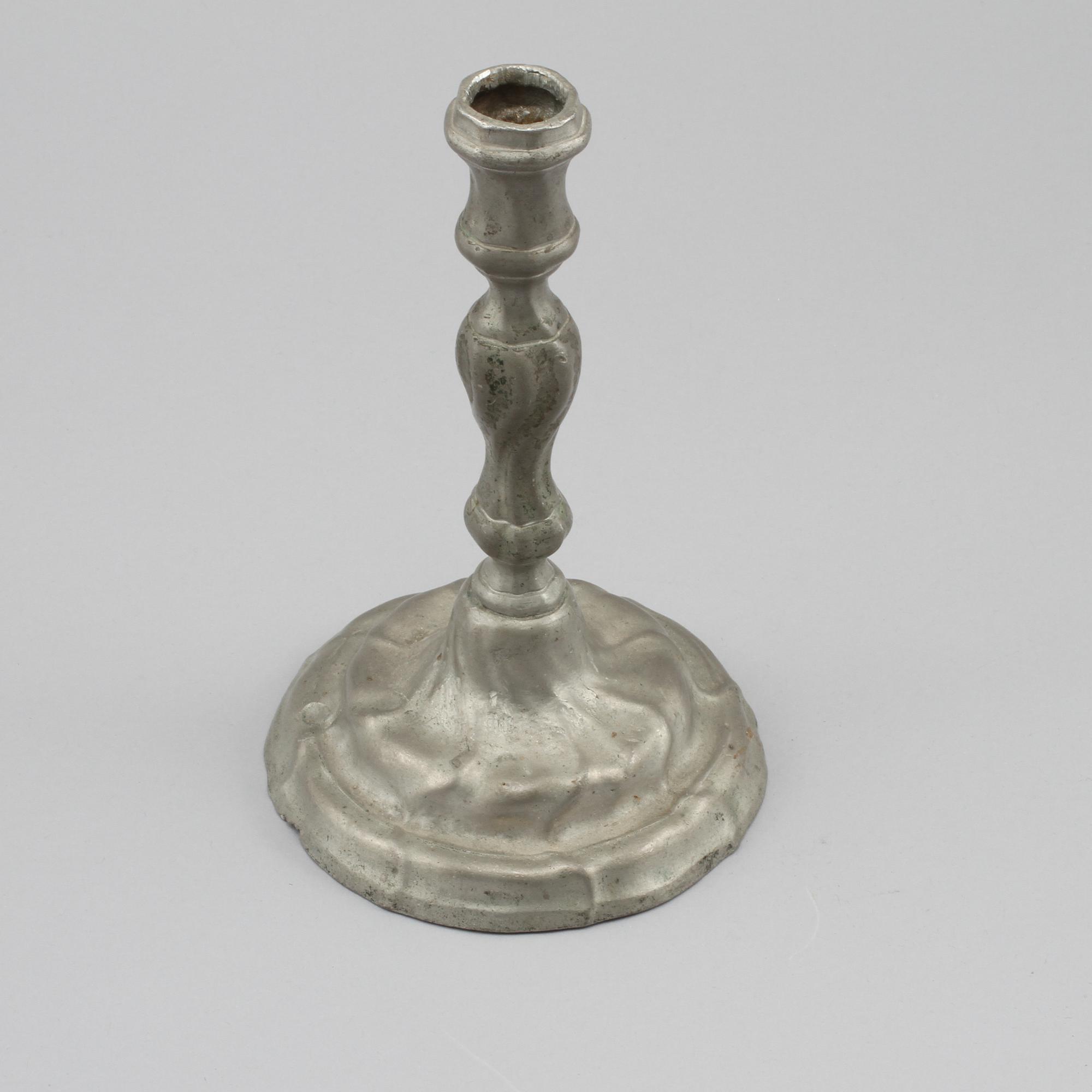 LJUSSTAKE, rokoko, tenn, Lars Claesson Fries, Strängnäs, möjligen daterad med bokstaven d, verksam 1760-90.