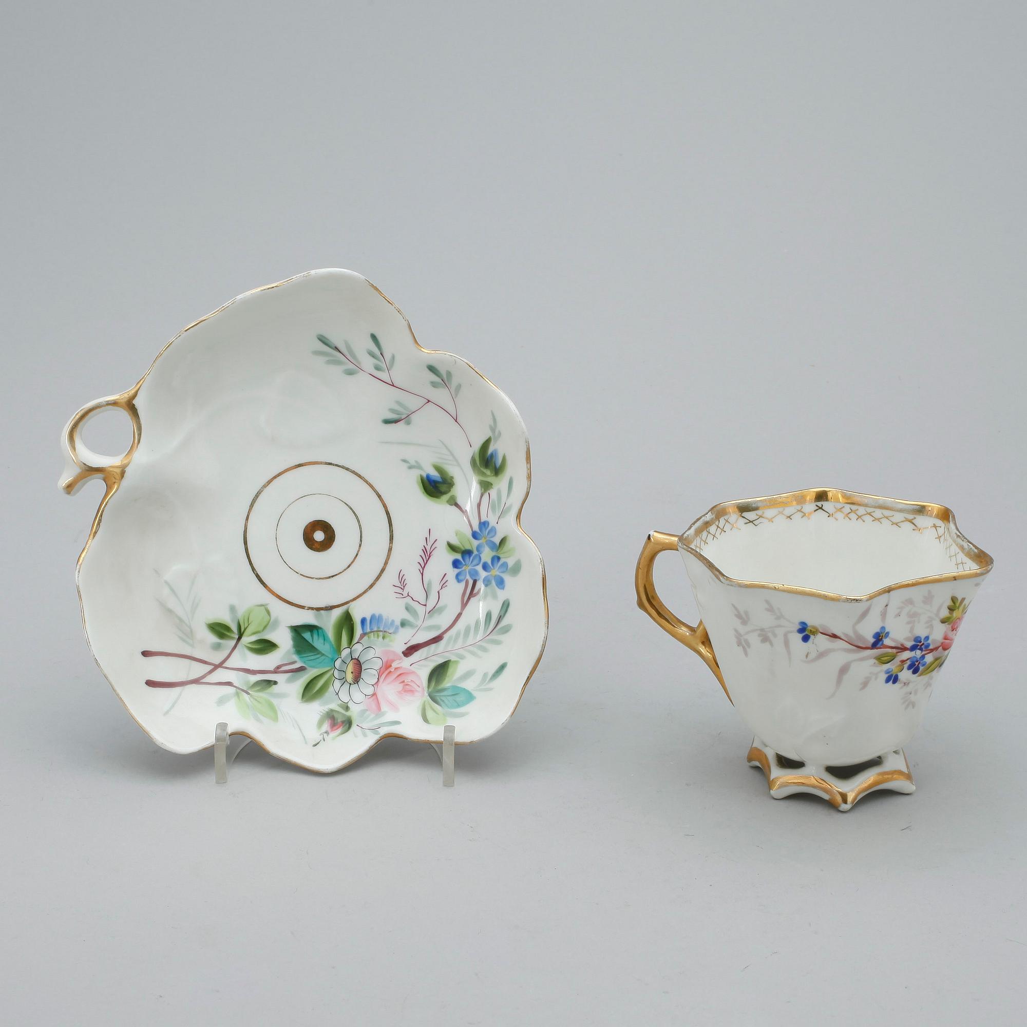 KOPPAR PÅ FAT, porslin, 6 st, Kuznetsov, Dmitrov Factory 1891-1917. Ryssland omkring 1900.