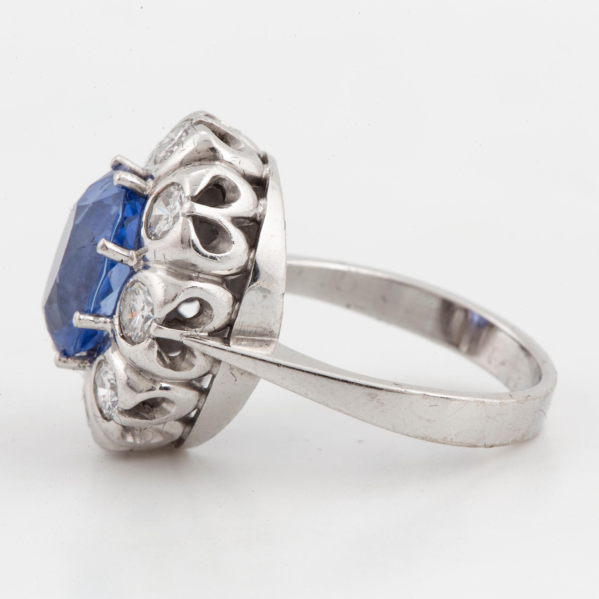 CARMOSÈRING, med safir och briljantslipade diamanter.