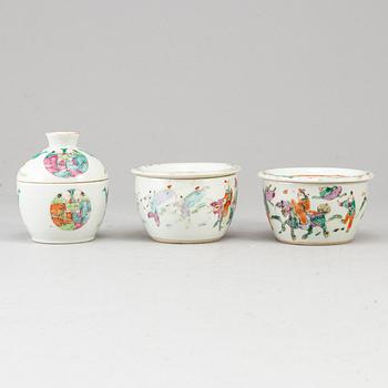 Three famille rose jar with covers, Qing dynasty, late 19th century.