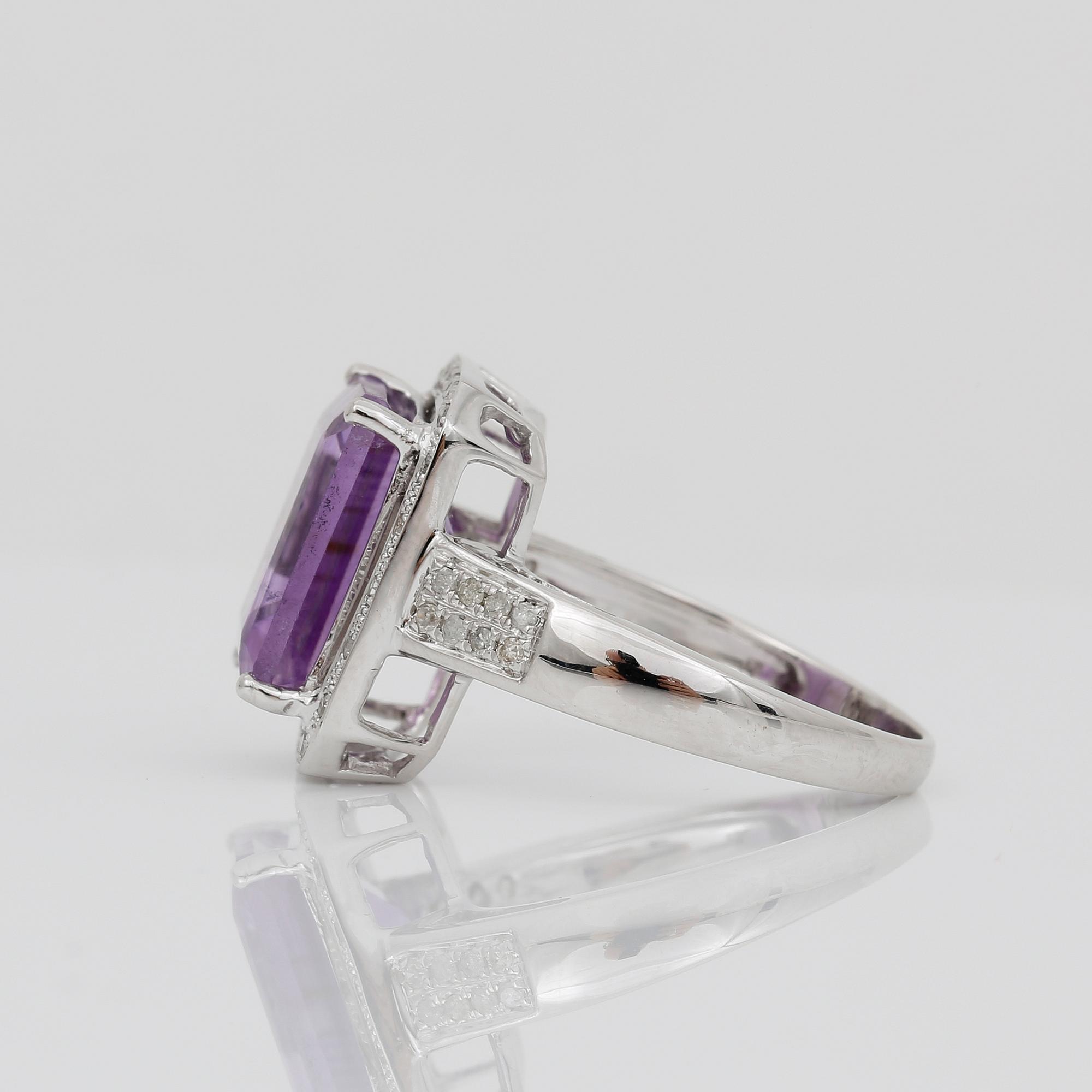 RING, 14K, vitguld med smaragdslipad ametist, ca 5,19 ct, och små åttkantslipade diamanter 0,26 ct. Vikt ca 5,22 g.