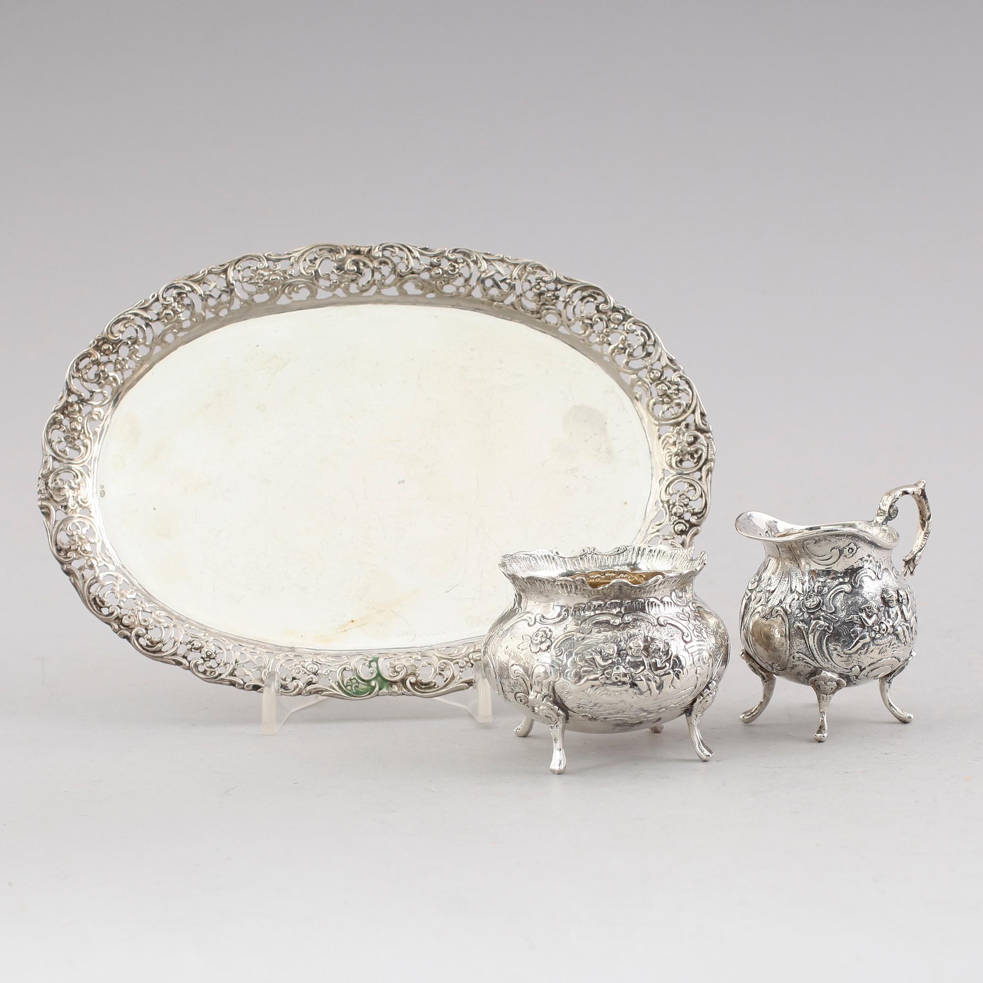 SOCKERSKÅL, GRÄDDKANNA SAMT BRICKA, snarlika, silver, svenska importstämplar, 1900-talets mitt. Vikt ca 318 gram.