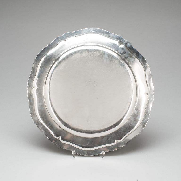 FAT, silver, rokokostil. Svensk otydl. mästarstämpel 1937. Ca 600g.